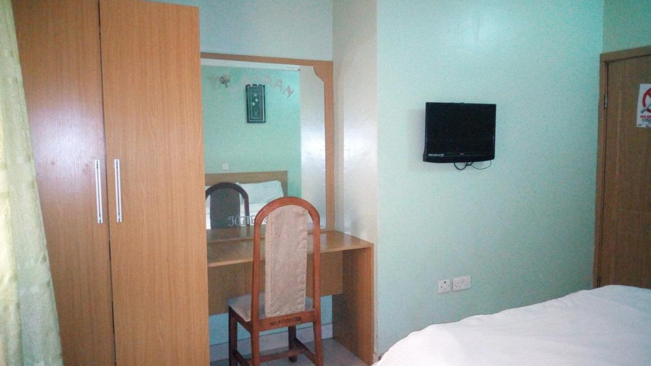 Mataan Hotel And Suites Ибадан Екстериор снимка