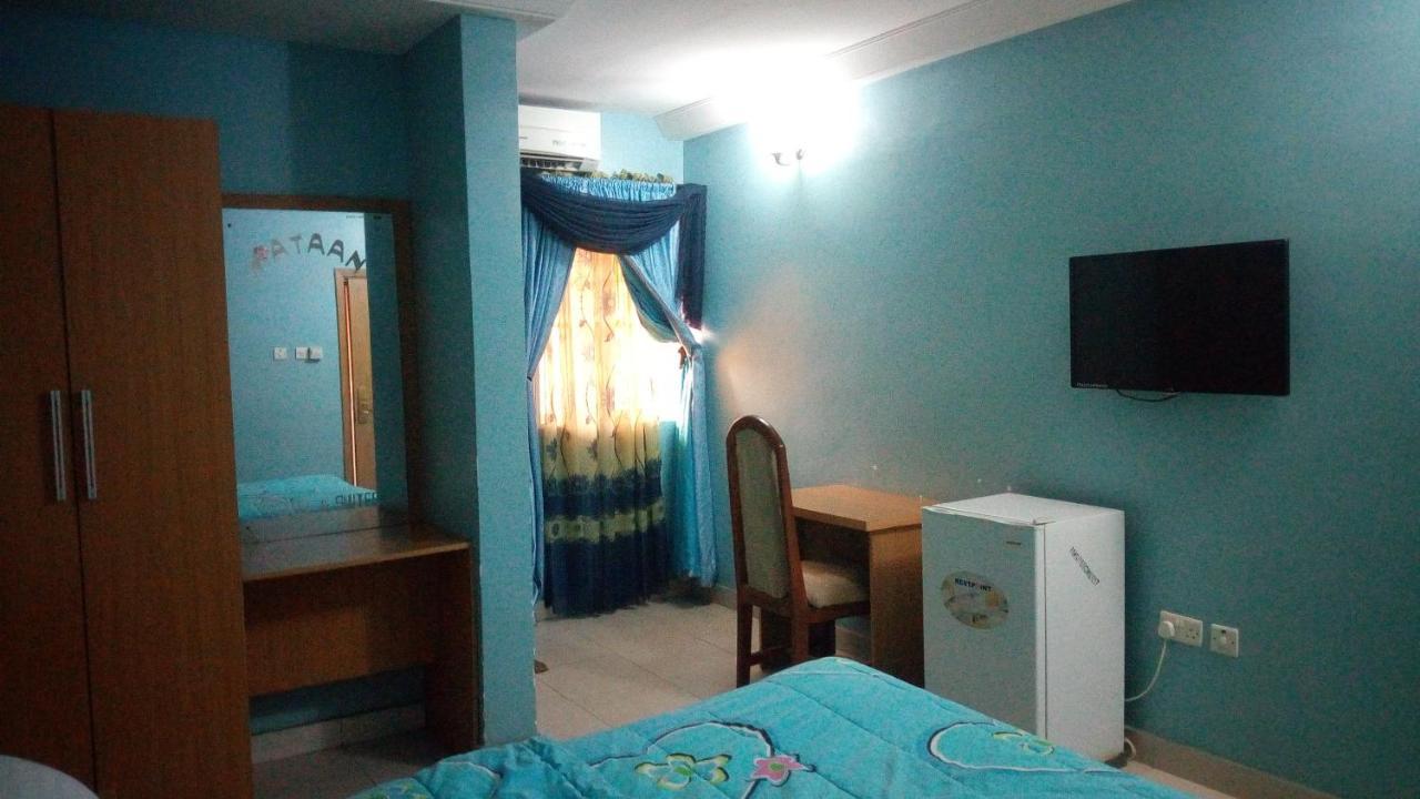 Mataan Hotel And Suites Ибадан Екстериор снимка